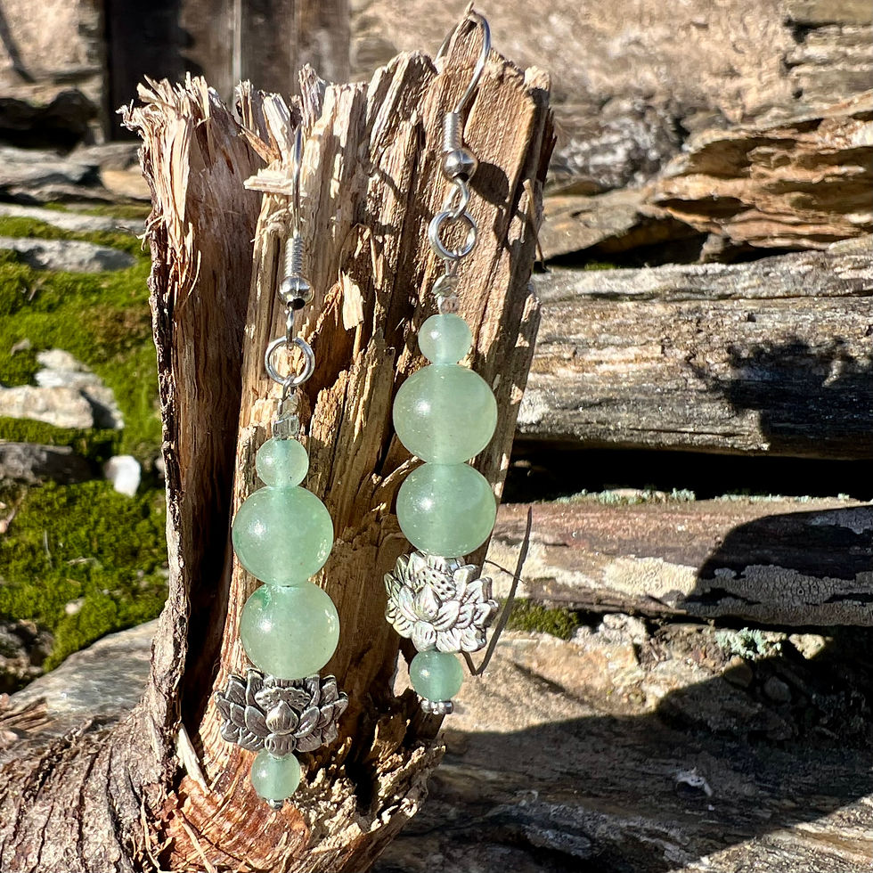 Miniature : Boucles d’oreilles Aventurine portées – bijoux d’équilibre émotionnel et d’ouverture paisible