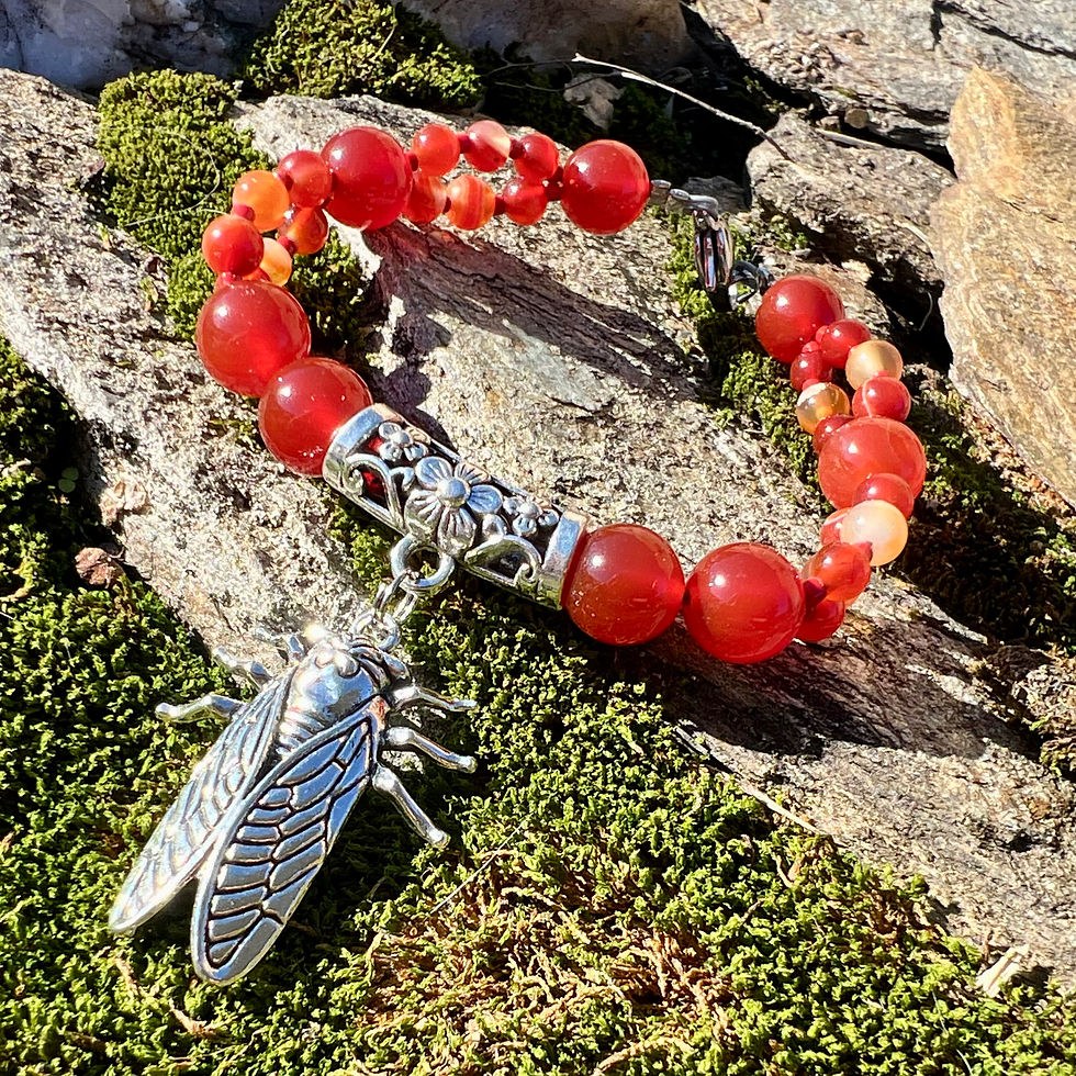 Bracelet Chant solaire en Cornaline avec cigale dorée – création Terraluna