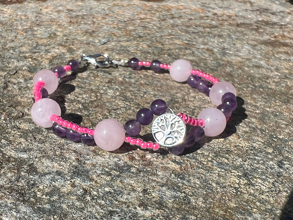 Bracelet Équilibre Sacré en Quartz rose et Améthyste avec breloque Arbre de Vie argentée, création artisanale.Terraluna