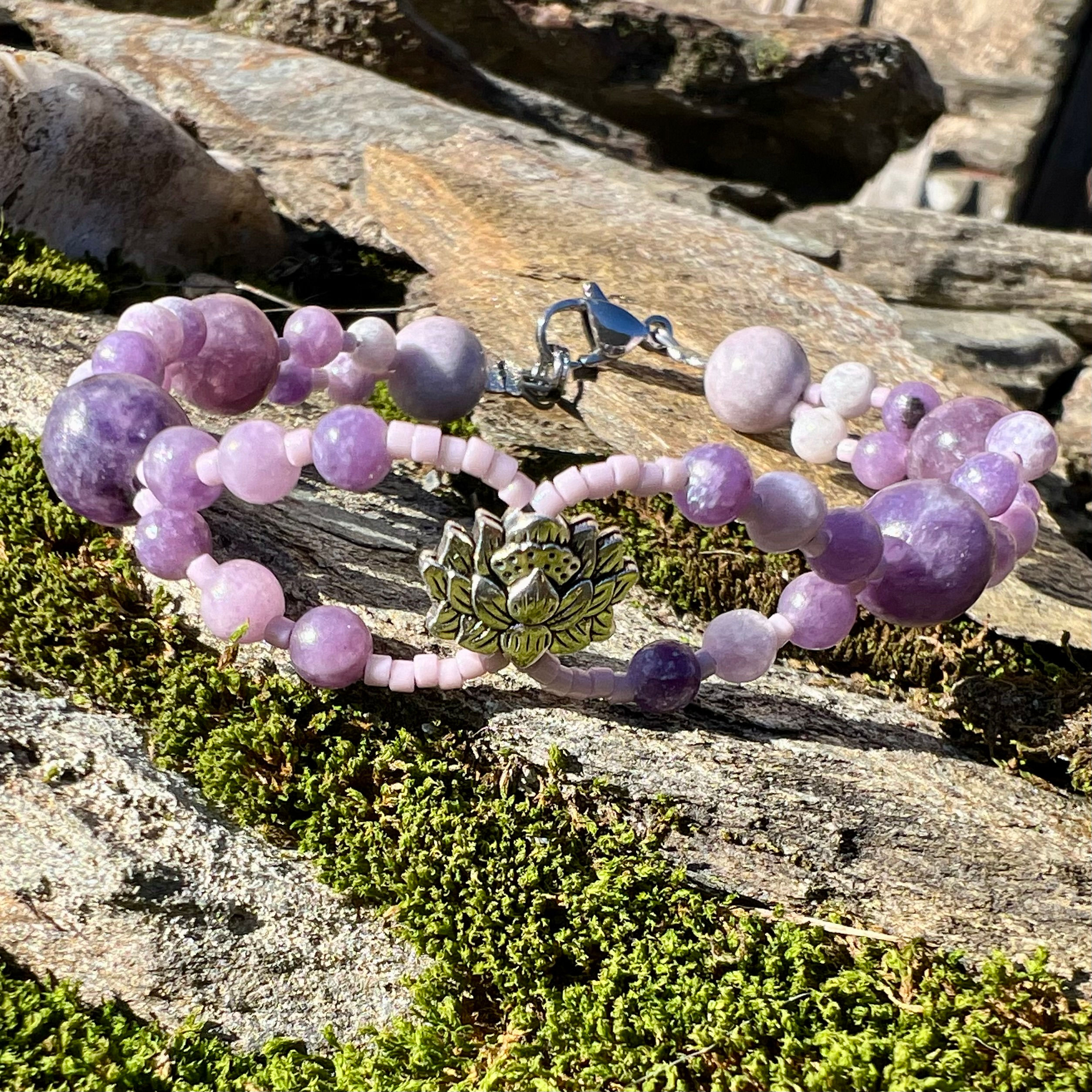 Bracelet Éclosion intérieure en Lépidolite avec fleur de lotus argentée – création Terraluna