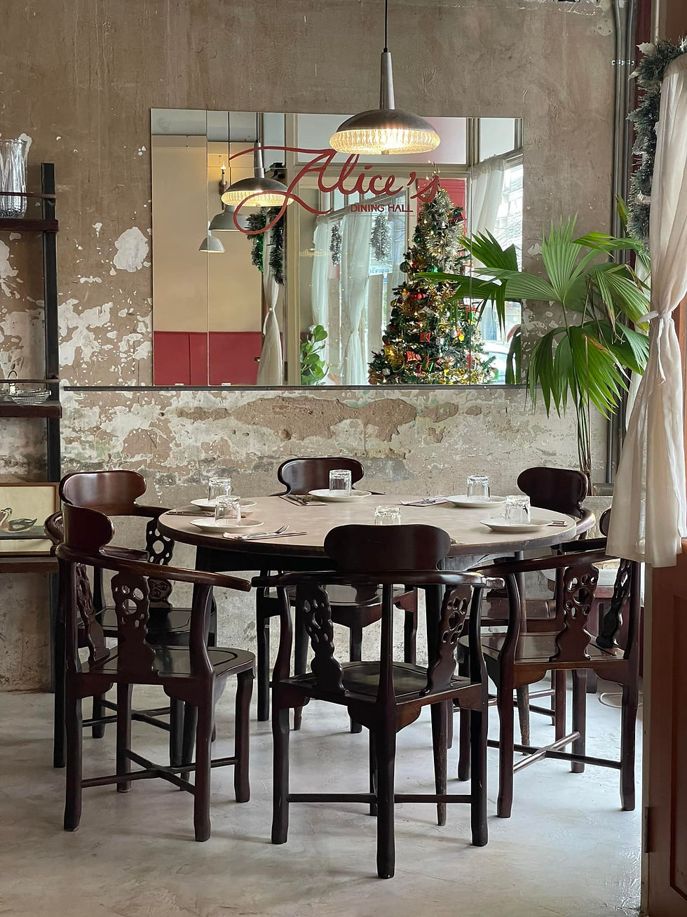 Alice’s Dining Hall ( เวทีมวยราชดำเนิน )