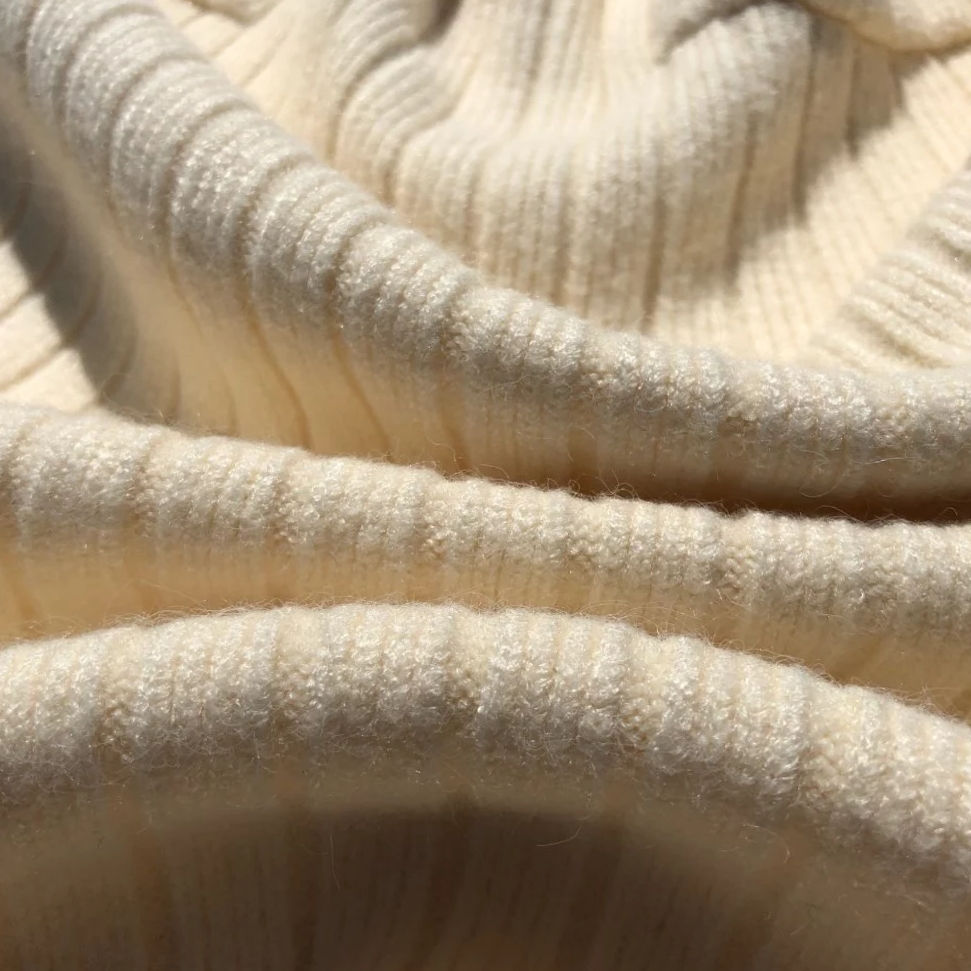 Miniatyrbilde: Lys beige strikket skjørt med splitt