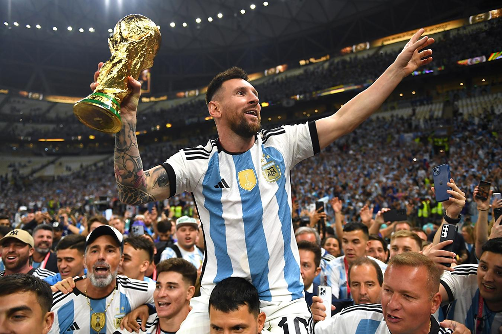 Messi en qatar levantando la copa del mundo.