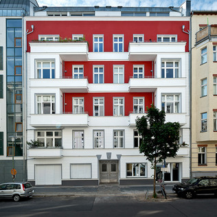 restaurierte Hausfassade mit roten Flächen in der Schlegelstraße in Berlin
