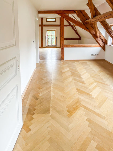 Zimmer mit Parkett und Fachwerk, mit Dachschgräge
