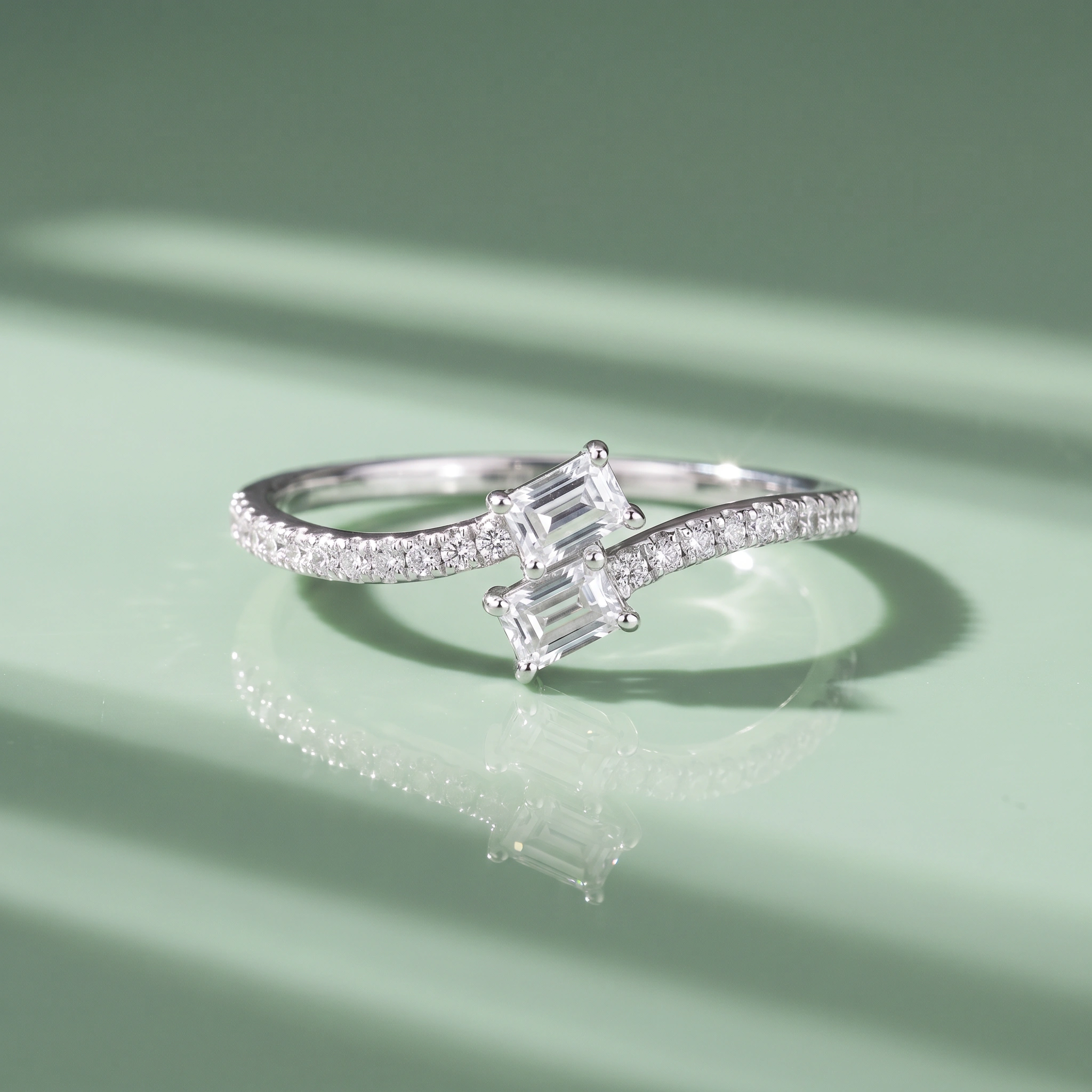 18K White Gold Emerald Ring