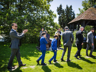 acoustic singer for a wedding ceremony processional outdoors