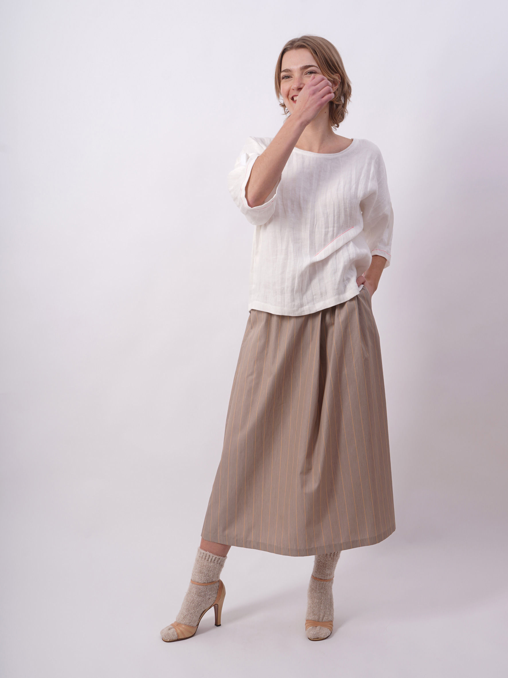 Top in White Linen with Band at Sleeves