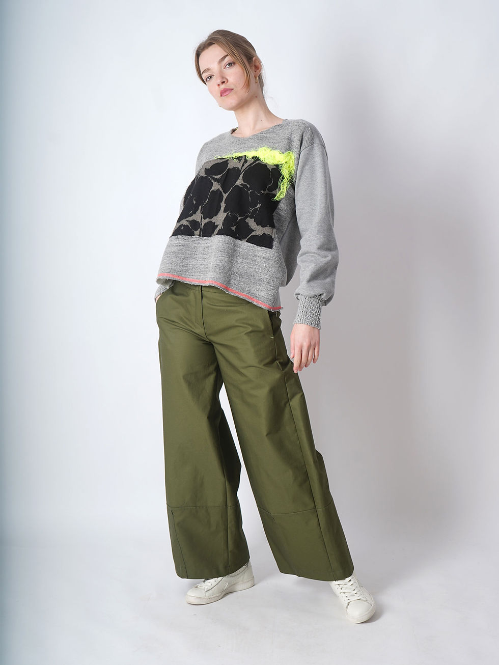 Miniaturbild: Grey sweater with neon threads