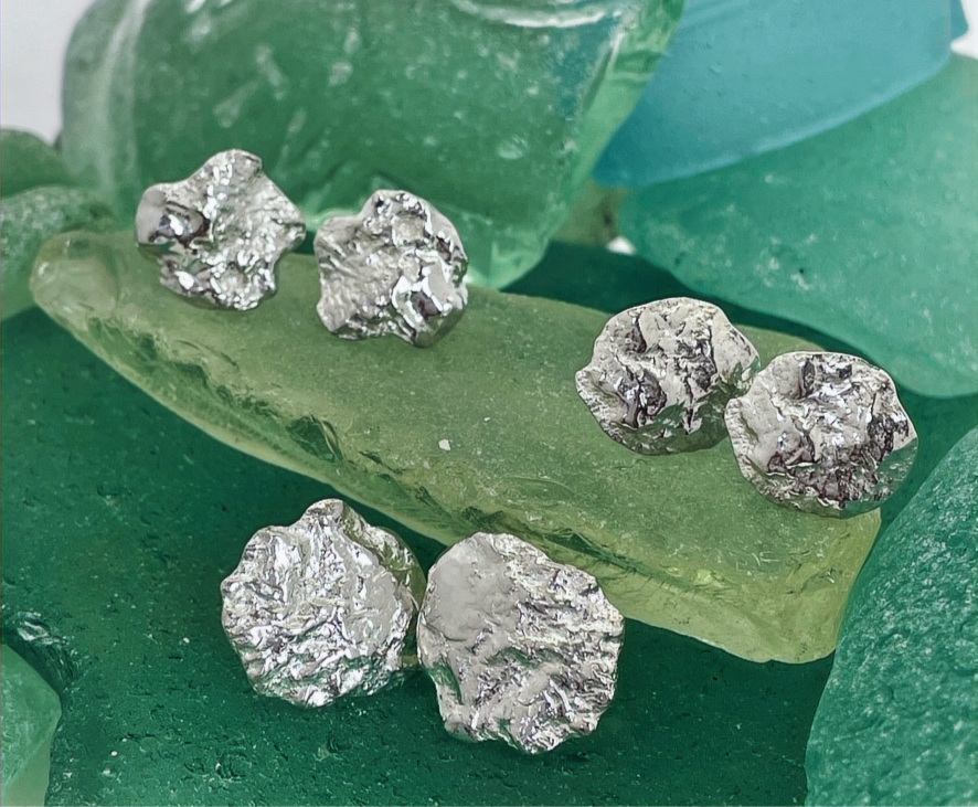 Thumbnail: Smooth oyster stud earrings