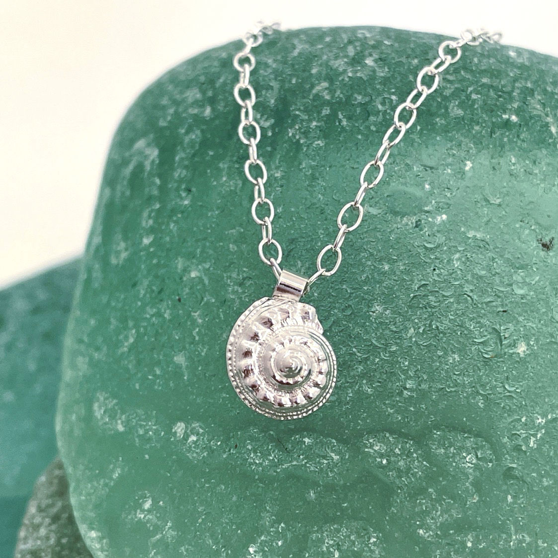 Turban shell necklace