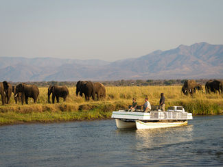 boat safari in Mana Pools