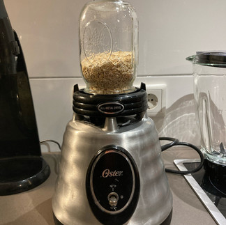 Haferflocken im kleinen Mixglas