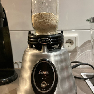 Haferflocken mit dem Mixer gemahlen