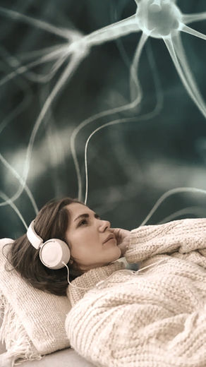 Vrouw ligt ontspannen op bank met koptelefoon. Achtergrond bevat abstracte neuronenpatronen. Kalm, introspectieve sfeer.
