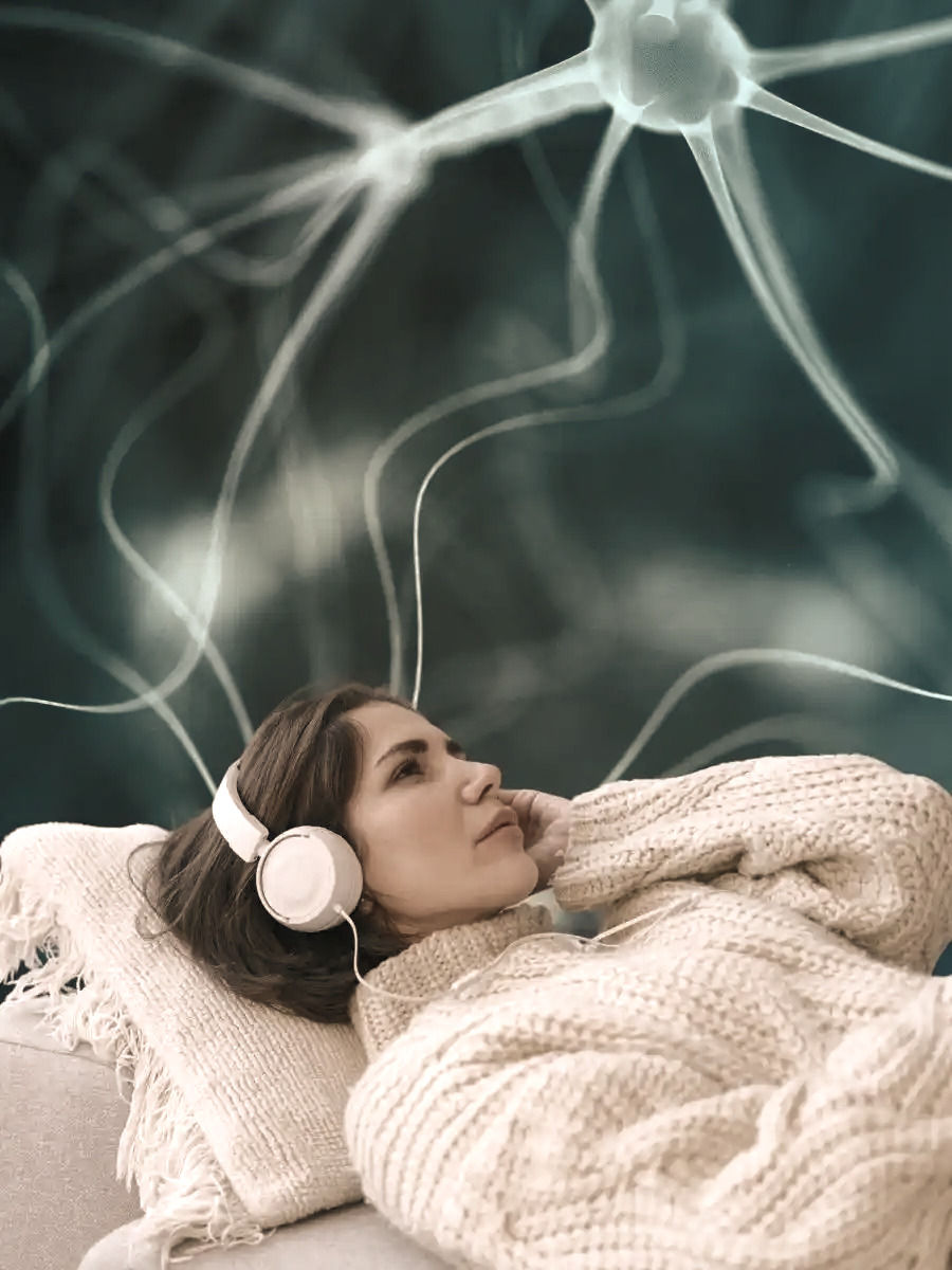 Vrouw ligt ontspannen op bank met koptelefoon. Achtergrond bevat abstracte neuronenpatronen. Kalm, introspectieve sfeer.