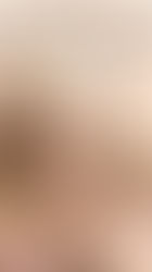 Vrouw met slaapmasker en bezorgde blik ligt op beige kussen. Het woord "INSOMNIA" staat erboven. Rustige, bleke tinten.