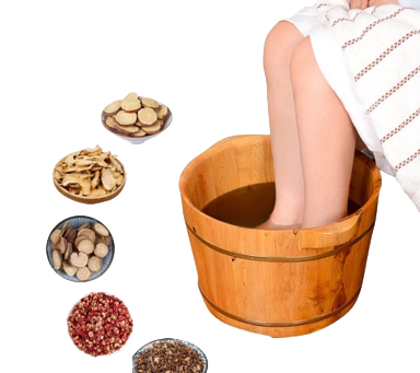 Persoon in witte badjas doopt voeten in houten voetbad. Ernaast zes schaaltjes met kruiden. Rustgevende spa-omgeving.