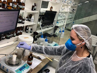 Dra Gabrielle acompanha processo de produção dos produtos manipulados