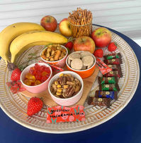 Teller mit frischem Obst, Nüssen und Snacks für Paare im Tantra Workshop.