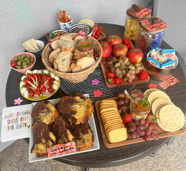 Reich gefüllter Snacktisch mit Obst, Nüssen und Gebäck für Paare im Tantra Seminar.