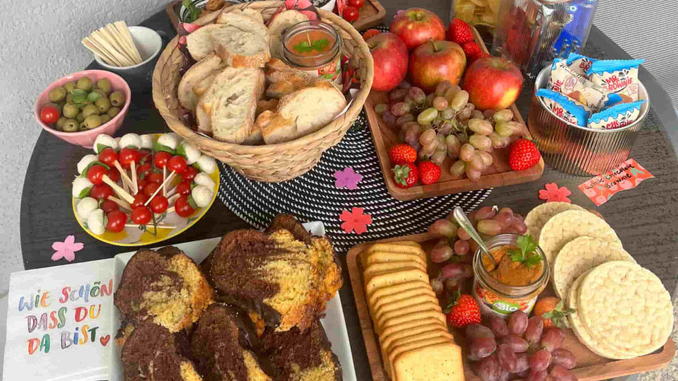 Reich gefüllter Snacktisch mit Obst, Nüssen und Gebäck für Paare im Tantra Seminar.