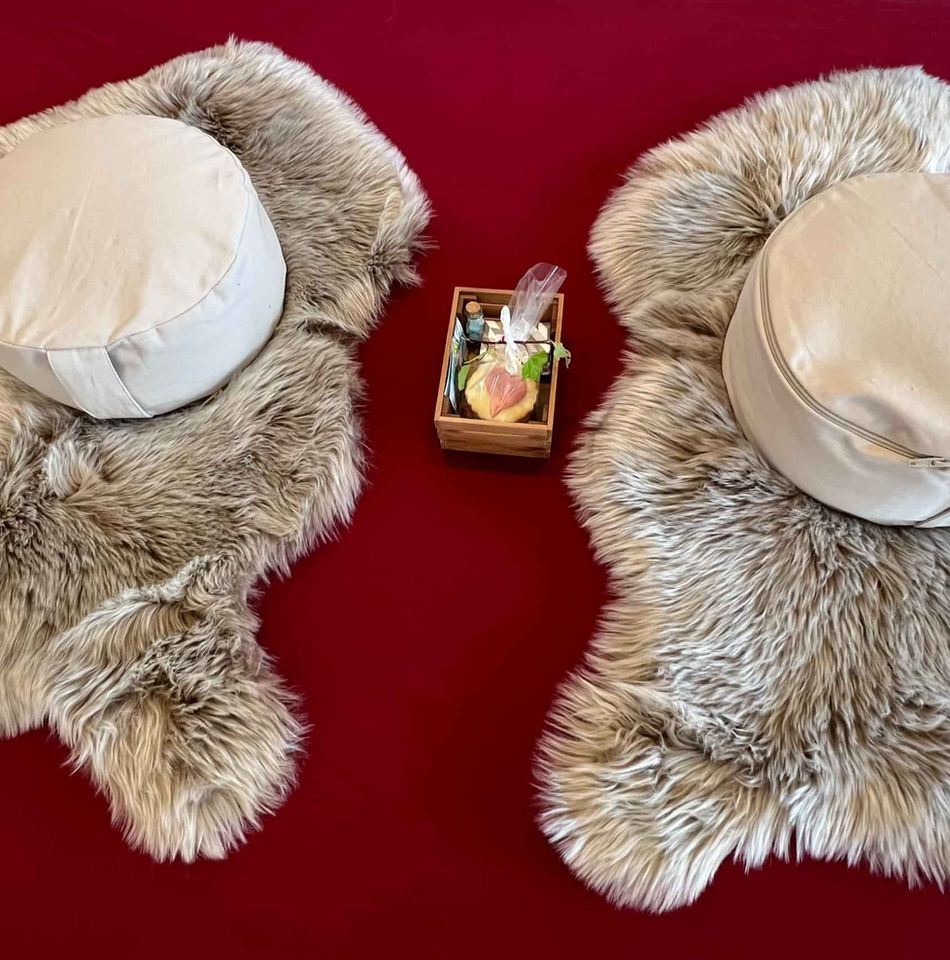 Ölbad und Handtuch im Tantra Raum – Vorbereitung für achtsame Berührung und Tantramassage