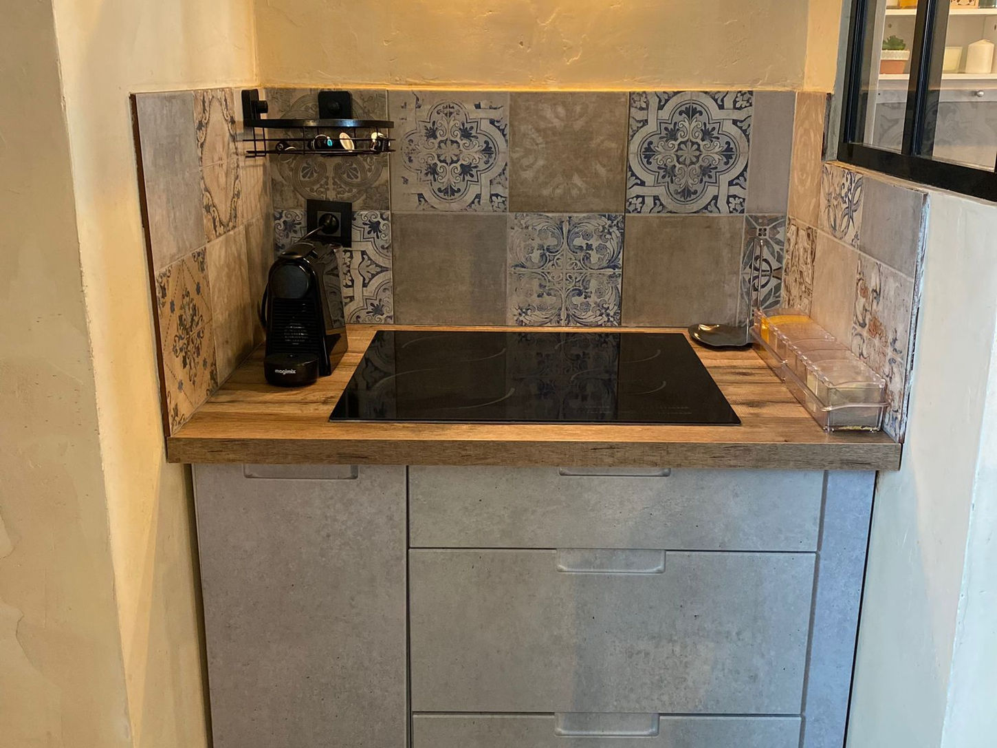 cuisine ouverte, béton gris, béton ciré beige, parquet, crédence vintage, zellige, suspension rose, ouverture verrière,