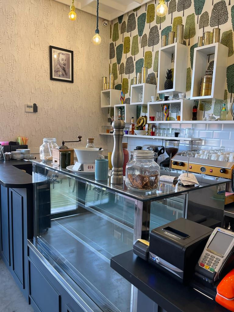 restaurant renovation décoration, papier peint coloré, cintage, papier peint art déco, table coloré, tapisserie vintage