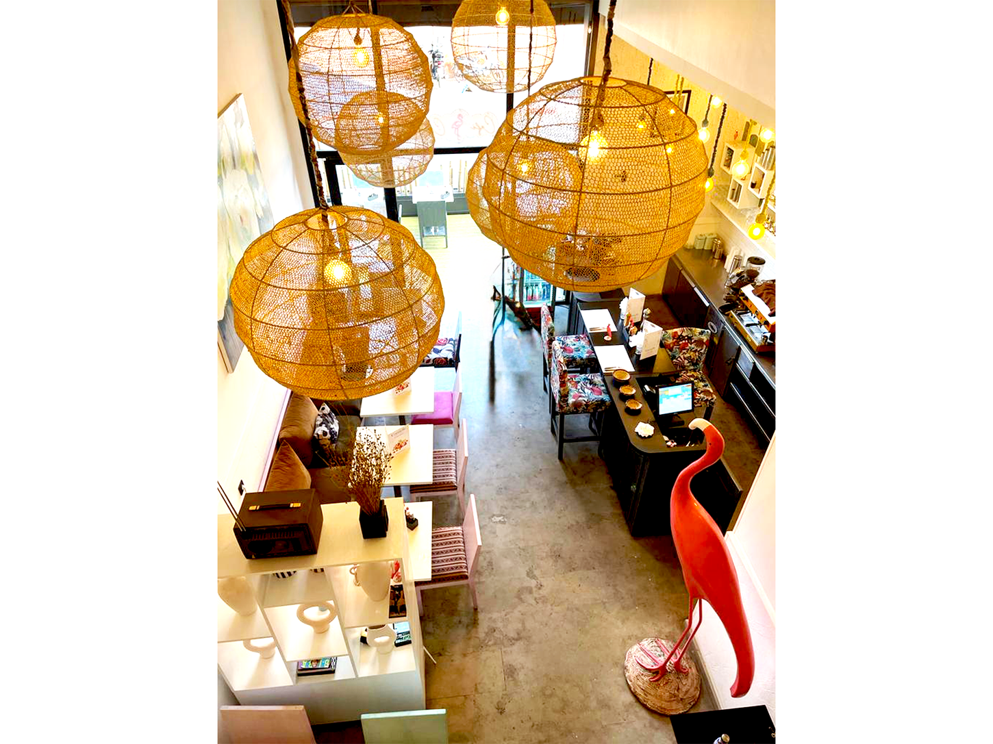 restaurant renovation décoration, papier peint coloré, cintage, papier peint art déco, table coloré, tapisserie vintage