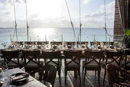 acomodo de mesas para bodas en Cancún frente a la laguna con Grupo RosaNegra