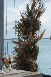 arreglos florales para bodas en Cancún con vista a la laguna