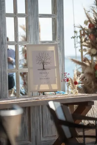 Letrero de bienvenida en mesa decorada para bodas en Cancún