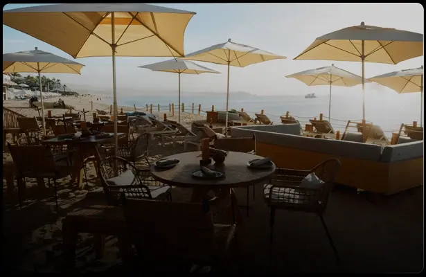 Terraza de restaurante con sombrillas frente al mar