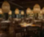 Zona de comedor en terraza al aire libre en Rosa Negra Miami