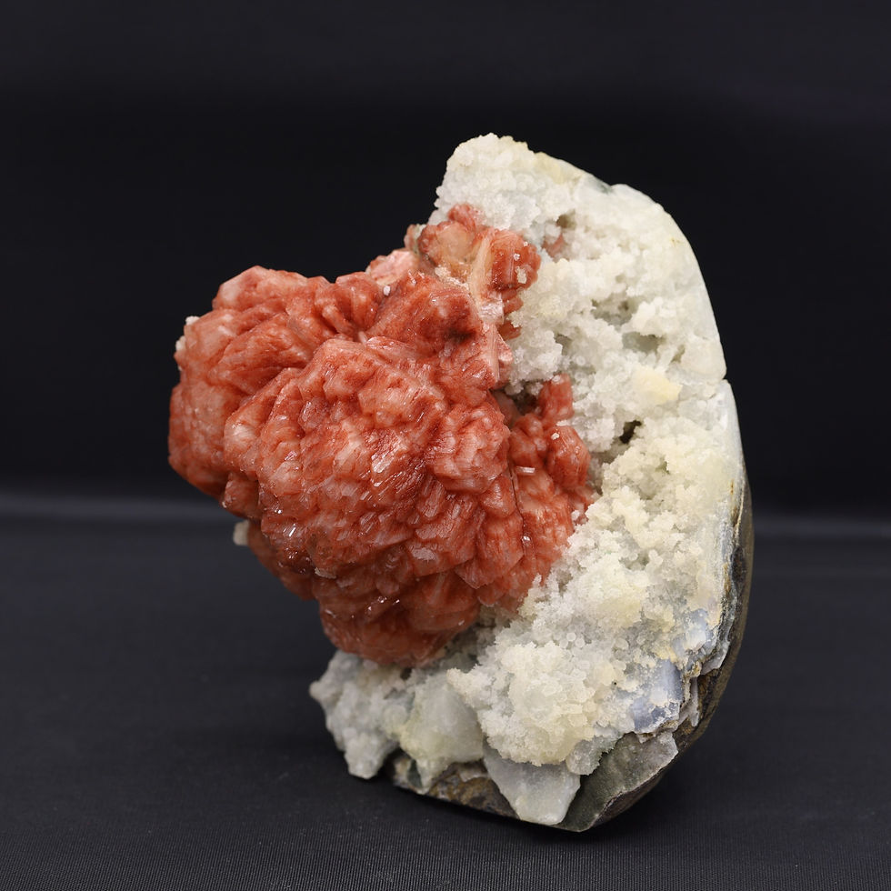 Miniatura: Stilbit na chalcedonu