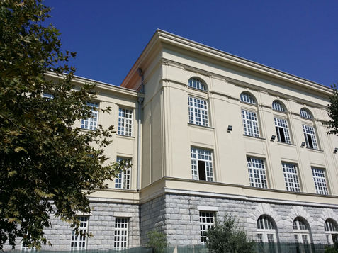 Denkmalgeschützte Fassade des Gymnasiums Podgorica – brillante Optik und Feuchtigkeitsschutz mit atmender Wand-Technologie