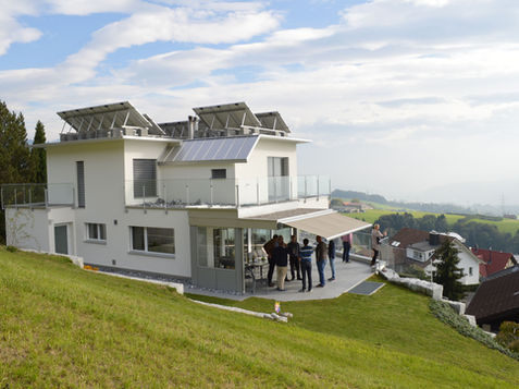 Energie-Plus-Haus mit Interior- und Exterior-Beschichtung – bis zu 45 % Energieeinsparung durch geringere Grundlast und reflektierende Oberflächen
