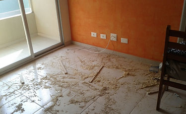 Parte da sujeira feita para instalar as portas no meu apê