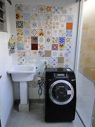 Opção adesivo de azulejo vintage na lavanderia