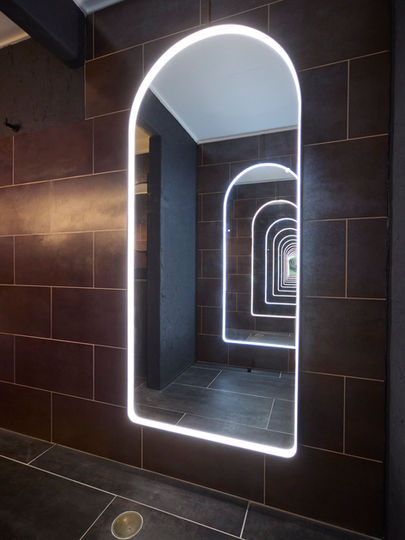Photography studio infinity mirror in Gold Coast | Oneway Boulevard