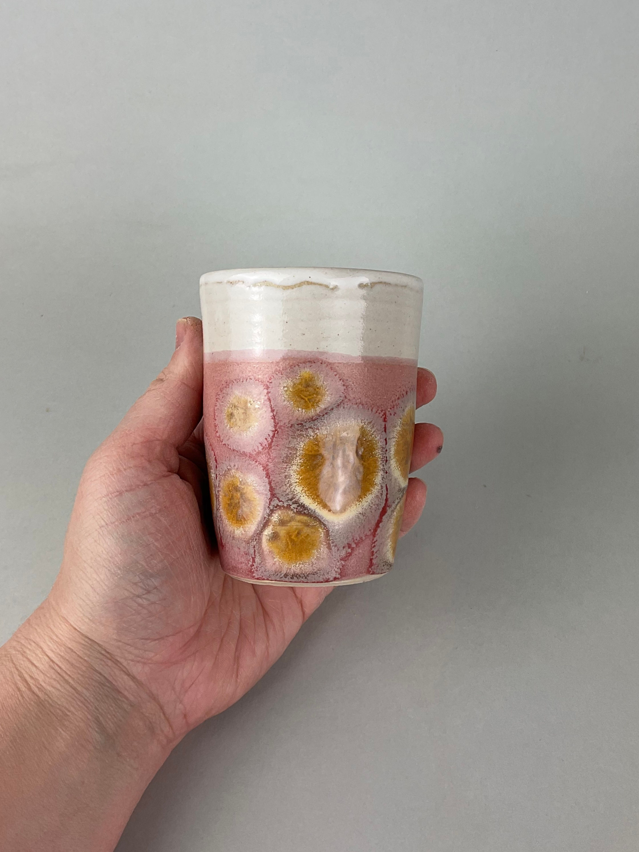 Tasse gobelet rose tacheté 