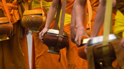 tak bat sukhothai aumone moines matin thailande