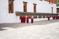 Moine bouddhiste Bhoutan temple Himalaya spiritualité