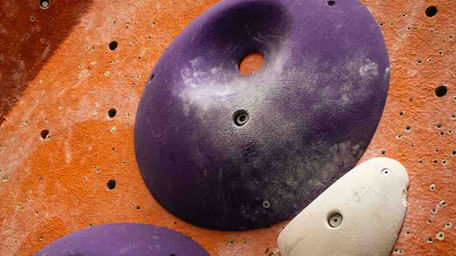 « Signature fécale » : la patine invisible des prises (et ce qu’elle raconte de nos salles d'escalade)