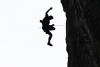 Apprendre à tomber ou questionner le déni de la chute en escalade