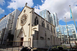 Une nouvelle salle d'escalade dans une église parisienne
