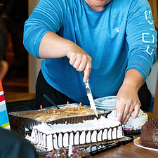 J cutting cake