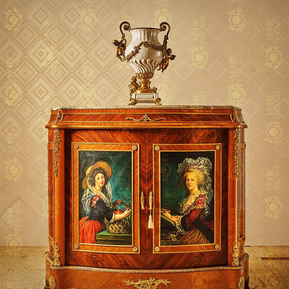 Portrait Commode