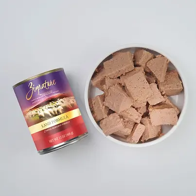 以羊肉、羊肉高湯及營養豐富的羊肝作為首要蛋白質來源——提供美味且低脂的濕糧選擇。其含有78%水分，有助於為寵物補充水分，同時提供維他命B12、牛磺酸及精瘦胺基酸，特別適合需要加強補水、易消化飲食或溫和輪替餵食的狗狗。